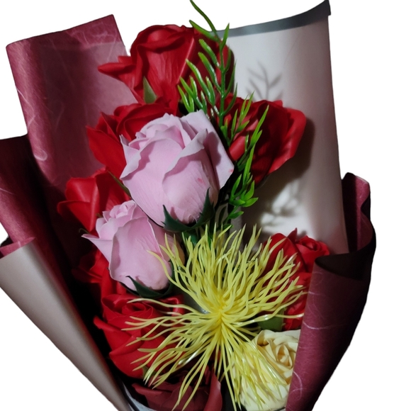 Flowers bouquet red color - Picture 1 of 5